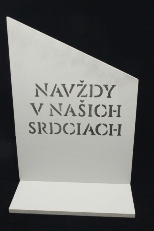 Drevenná tabuľa s nápisom Navždy v našich sdciach